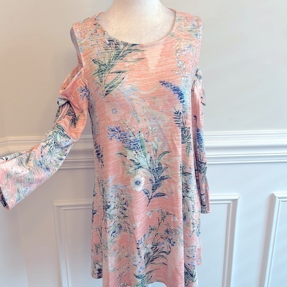 Cupio Tops - Cupio blush cold shoulder shirt